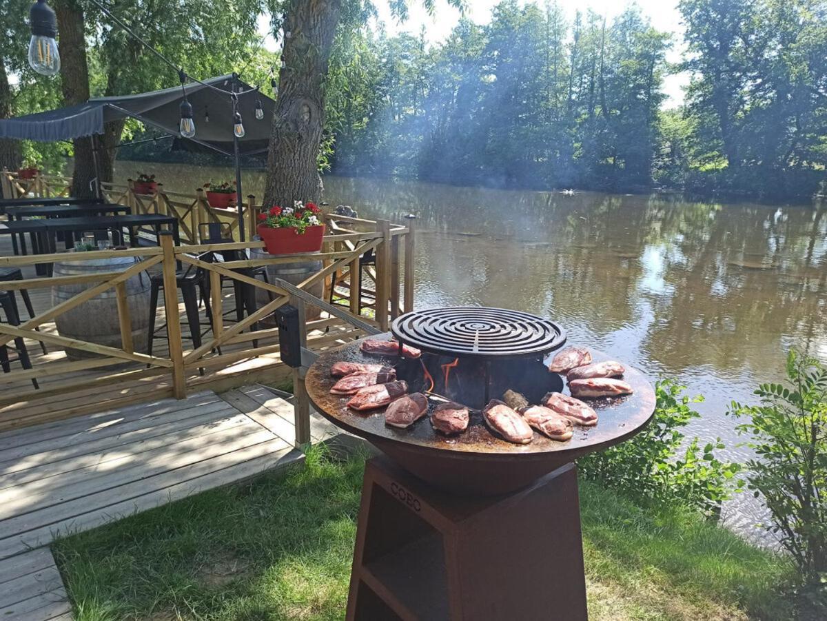 Tonneau Herbergement Insolite Au Camping Des Nieres Ebreuil Esterno foto