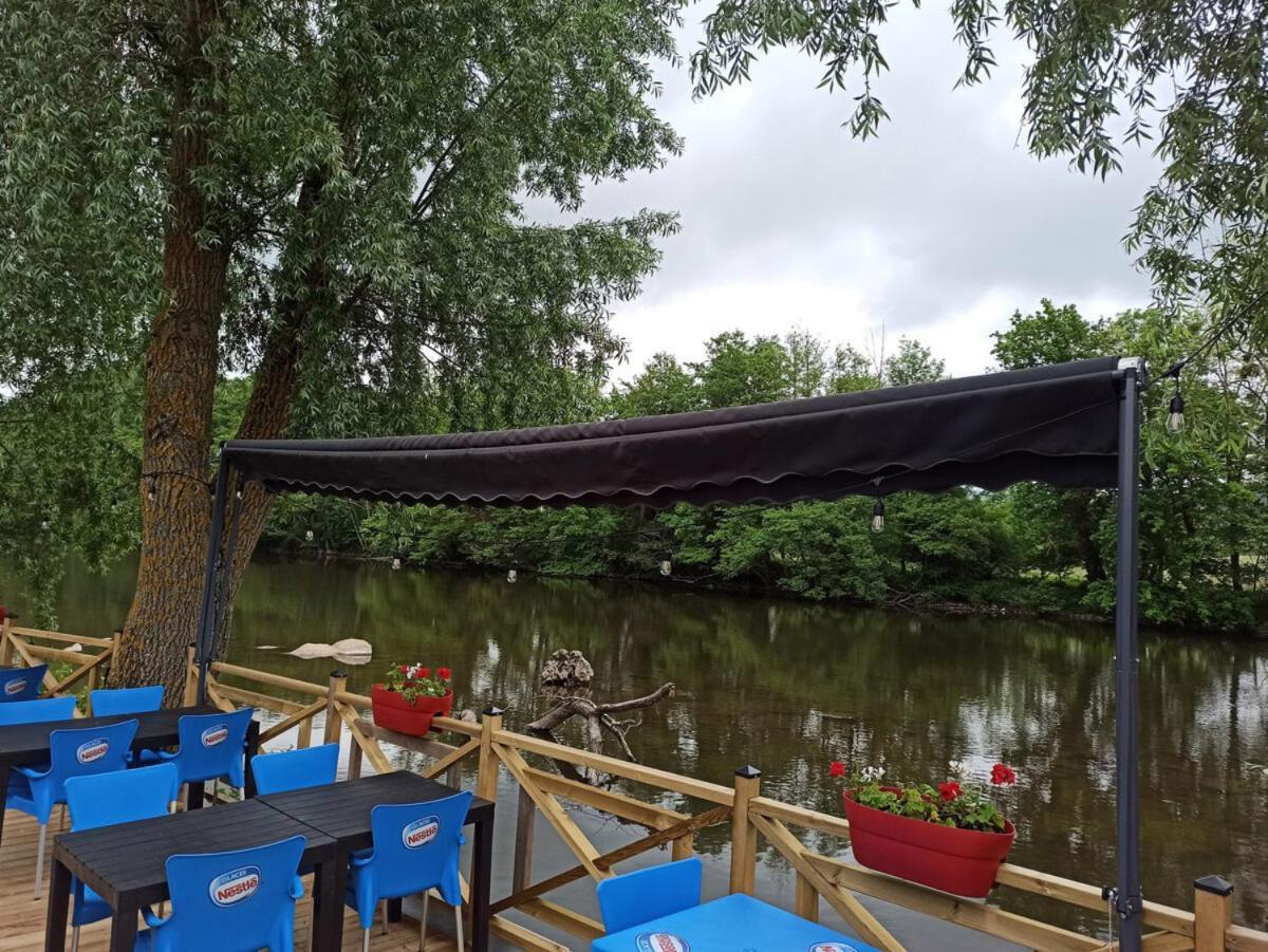 Tonneau Herbergement Insolite Au Camping Des Nieres Ebreuil Esterno foto