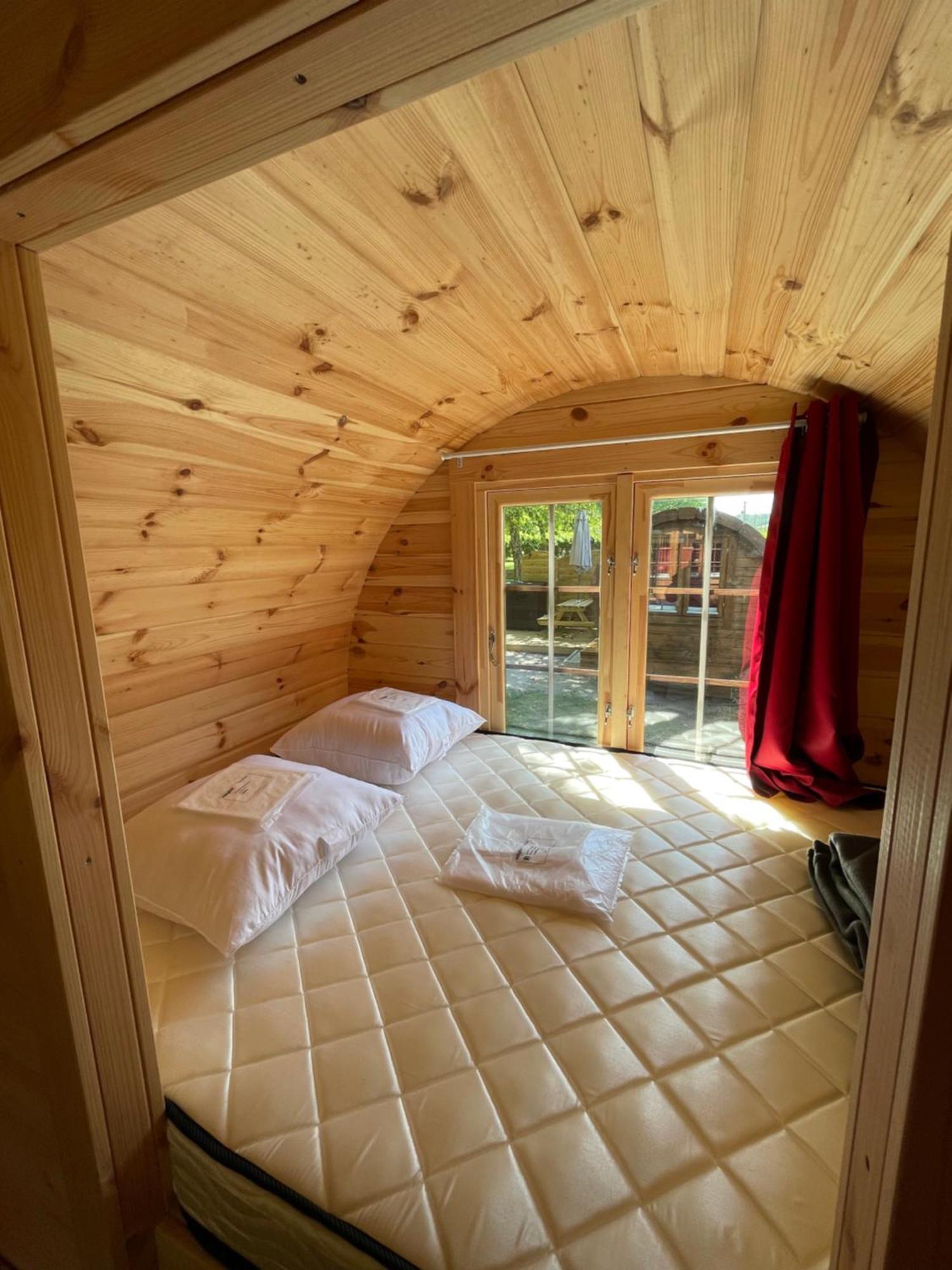 Tonneau Herbergement Insolite Au Camping Des Nieres Ebreuil Esterno foto