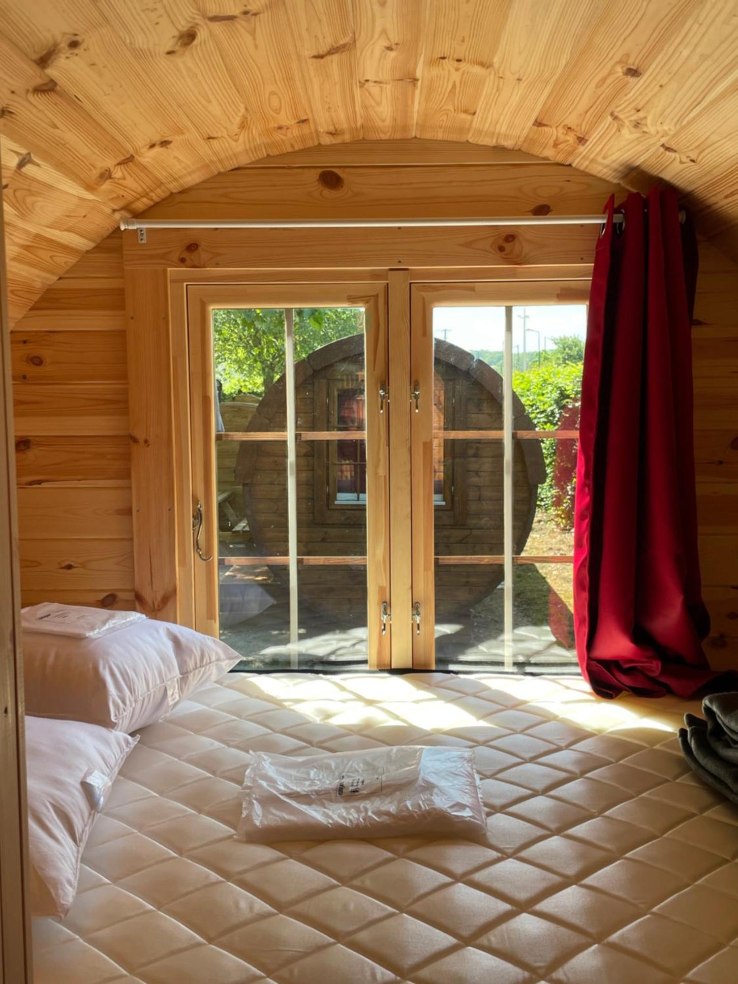 Tonneau Herbergement Insolite Au Camping Des Nieres Ebreuil Esterno foto