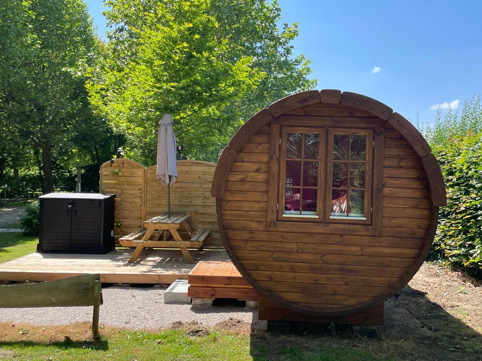 Tonneau Herbergement Insolite Au Camping Des Nieres Ebreuil Esterno foto
