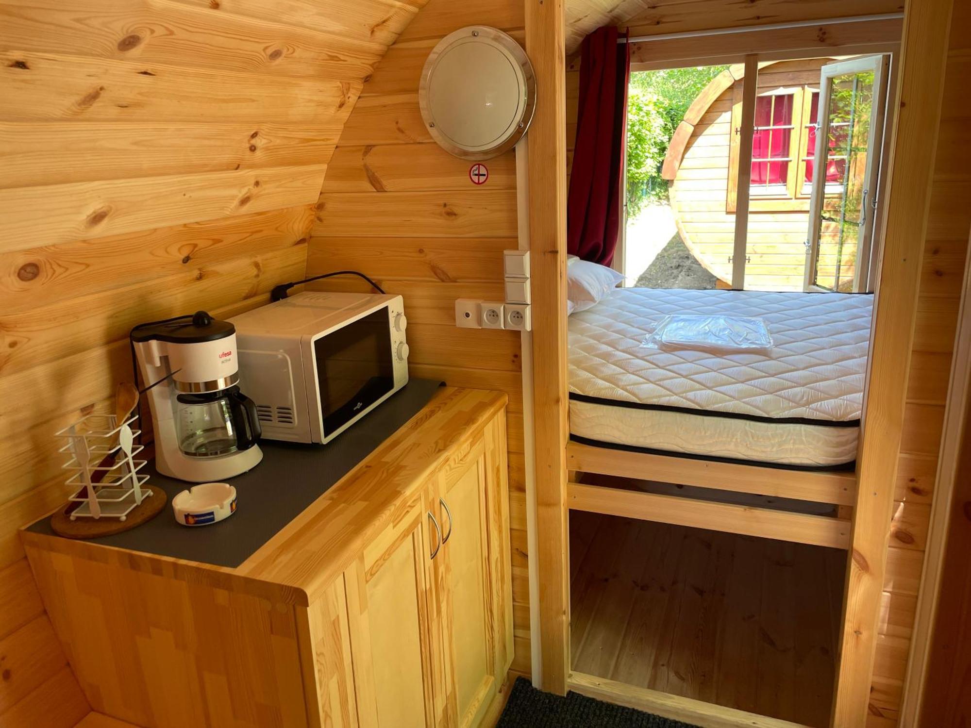 Tonneau Herbergement Insolite Au Camping Des Nieres Ebreuil Esterno foto