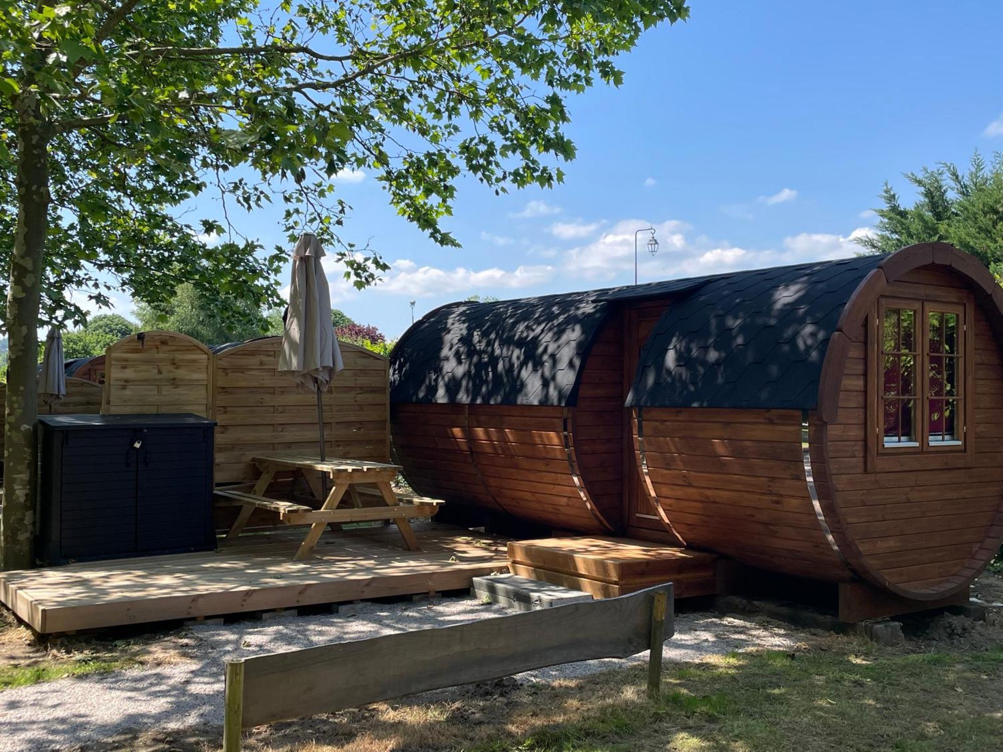 Tonneau Herbergement Insolite Au Camping Des Nieres Ebreuil Esterno foto
