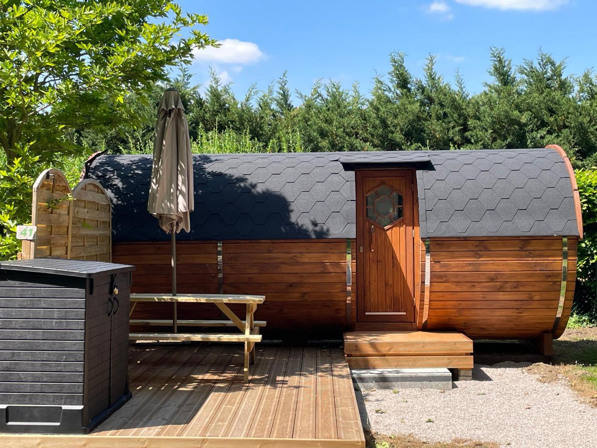 Tonneau Herbergement Insolite Au Camping Des Nieres Ebreuil Esterno foto
